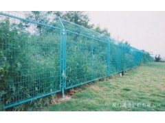 公路隔離柵廠家 公路隔離柵價(jià)格 公路圍欄網(wǎng)圖片-- 安平縣許捷絲網(wǎng)廠銷售部