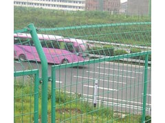 各種規(guī)格公路隔離柵定做-- 安平縣許捷絲網(wǎng)廠銷售部