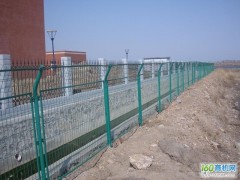 公路隔離柵廠家出售大量?jī)?yōu)質(zhì)現(xiàn)貨-- 安平縣許捷絲網(wǎng)廠銷售部