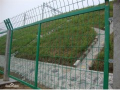 許捷絲網廠生產公路隔離柵  恭賀蛇年快樂-- 安平縣許捷絲網廠銷售部