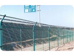 公路隔離柵廠家各種規(guī)格加工定做-- 安平縣許捷絲網(wǎng)廠銷售部