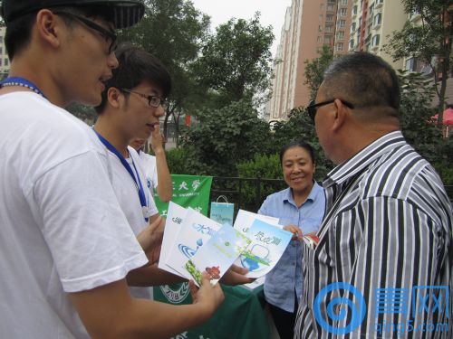 4-團隊成員在為市民講解綠色建筑節能環保知識