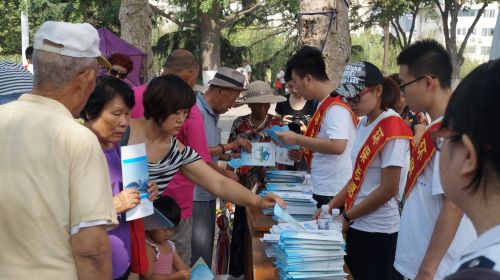 18-團隊成員為社區居民分發建筑節能環保材料