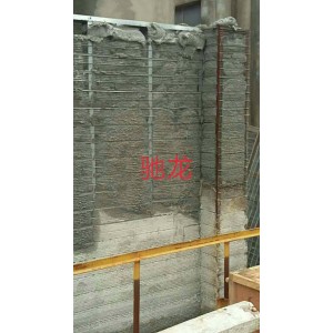 有筋擴張網墻體澆注完成