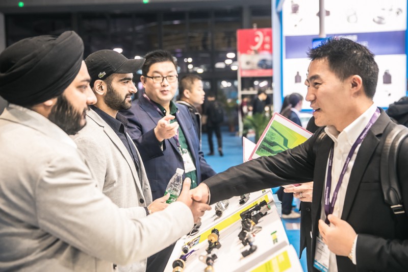 海外買家與國(guó)內(nèi)參展企業(yè)交流