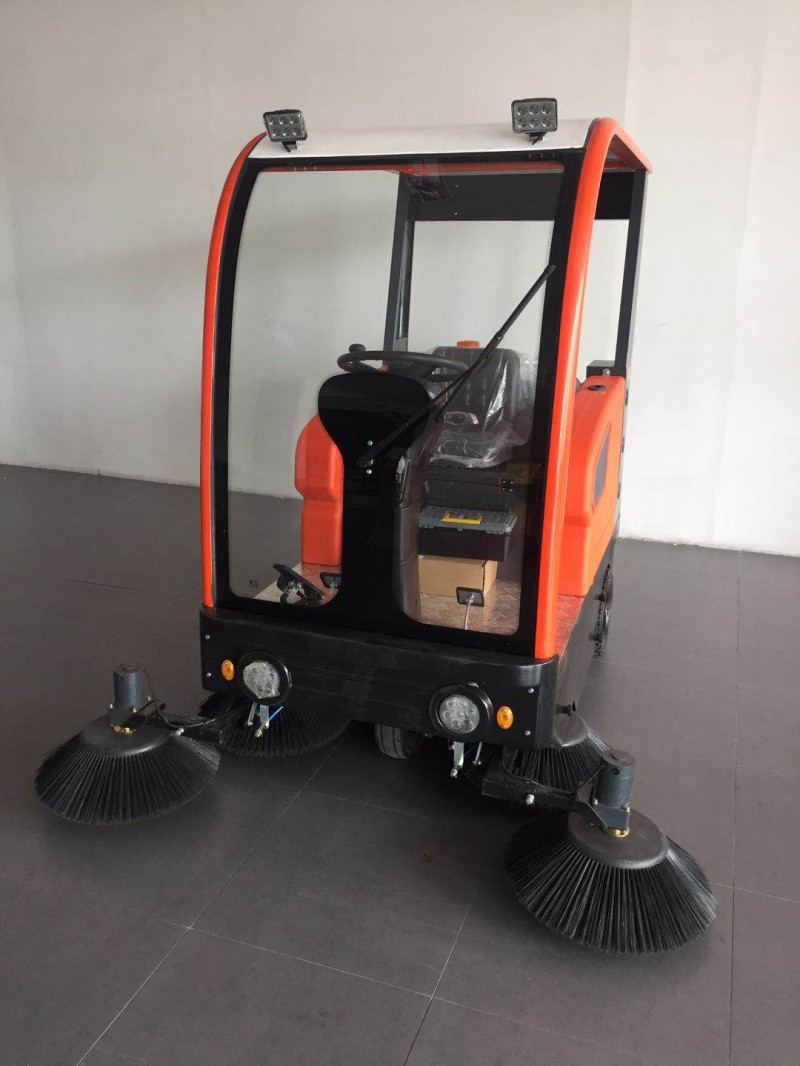 半封閉電動掃地車1900環(huán)衛(wèi)清掃車-- 山東美卓工程機(jī)械有限公司