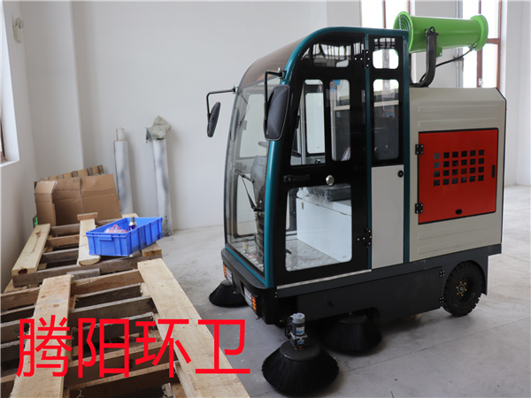 電動駕駛式掃地車的優(yōu)點-- 山東騰陽環(huán)衛(wèi)設(shè)備有限公司