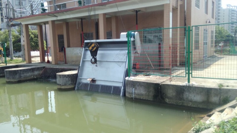 格柵機 新型不銹鋼回轉式格柵清污機-- 江西高焱環?？萍加邢薰? class=