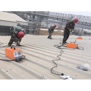 彩鋼瓦屋頂上焊接螺柱安裝光伏板