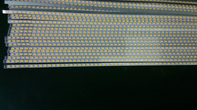 5.5MM寬80燈和180燈2835面板燈燈條-- 深圳君越光電有限公司